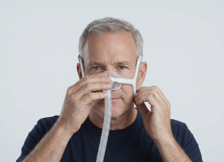 Korisnik s nazalnom CPAP maskom — ResMed AirFit N20