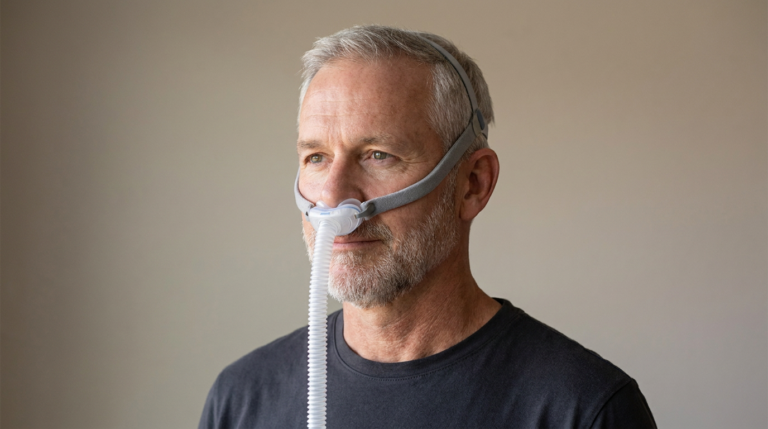 Muškarac s nasal pillows CPAP maskom — ResMed AirFit P10